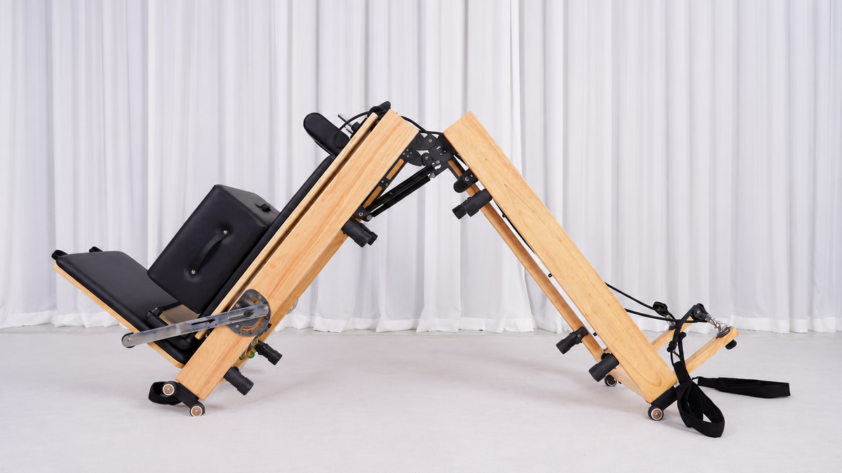What makes the foldable Pilates reformer capable of being folded with one hand